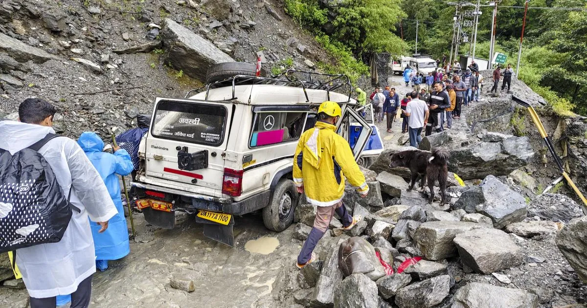 landslide-kills-two-pilgrims-kedarnath