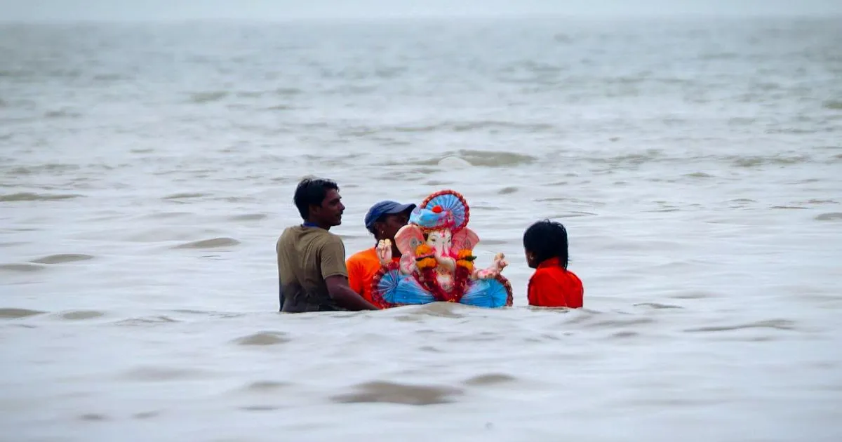 मुंबई गणेश विसर्जन जुलूस में बिजली का करंट, 1 की मौत, 5 घायल