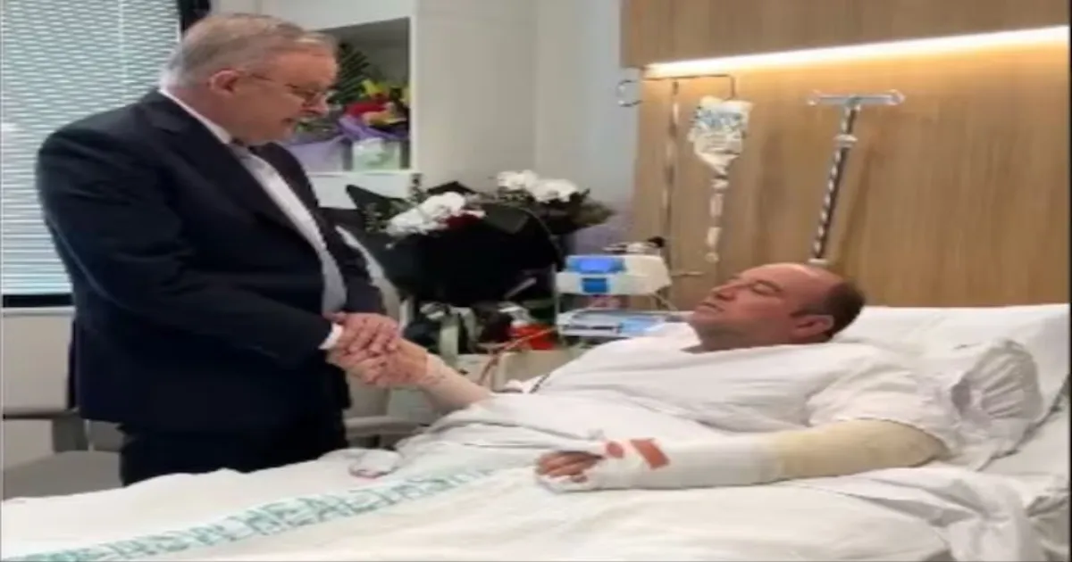 आप ऑस्ट्रेलिया के हीरो हैं : सिडनी शूटर्स को निहत्थे रोकने वाले अहमद से मिले पीएम एंथनी अल्बनीज़