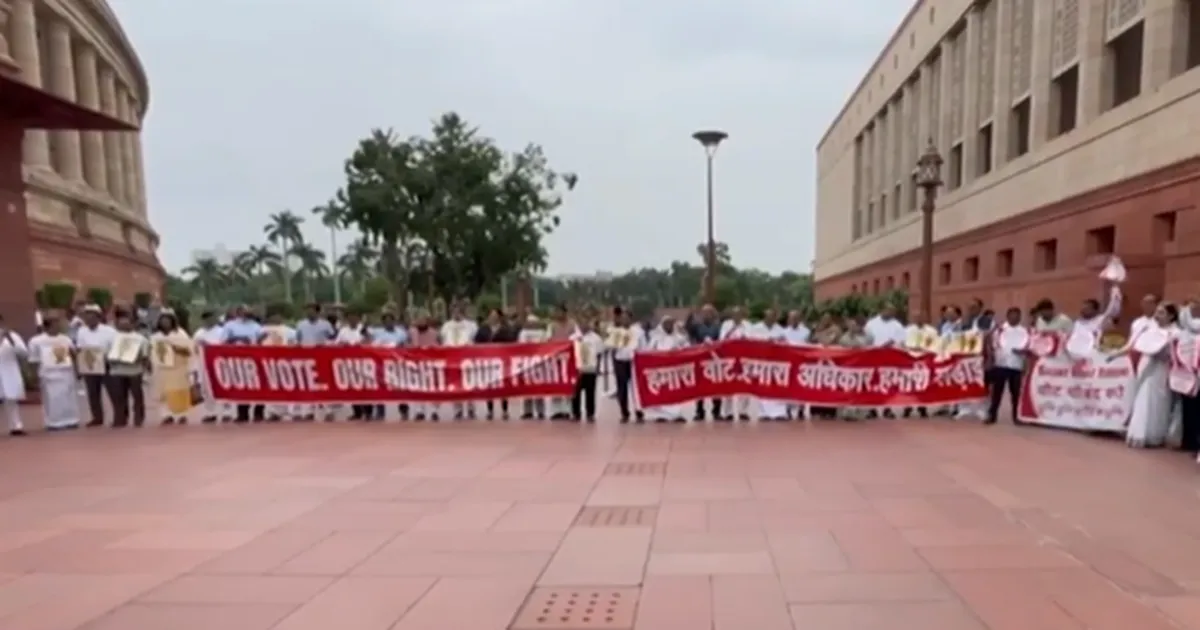 संसद परिसर में सोनिया गांधी, प्रियंका गांधी समेत विपक्षी नेताओं का SIR के खिलाफ प्रदर्शन