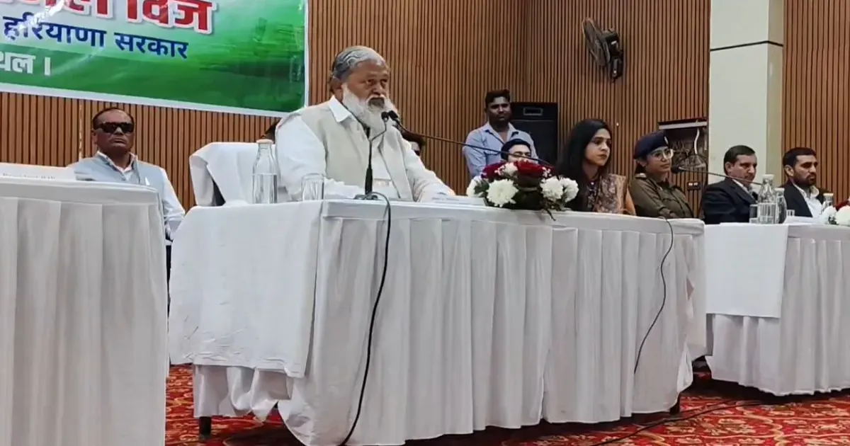 कैथल एसपी से तीखी बहस के बाद विवादों में अनिल विज, एएसआई निलंबन पर दी सफाई