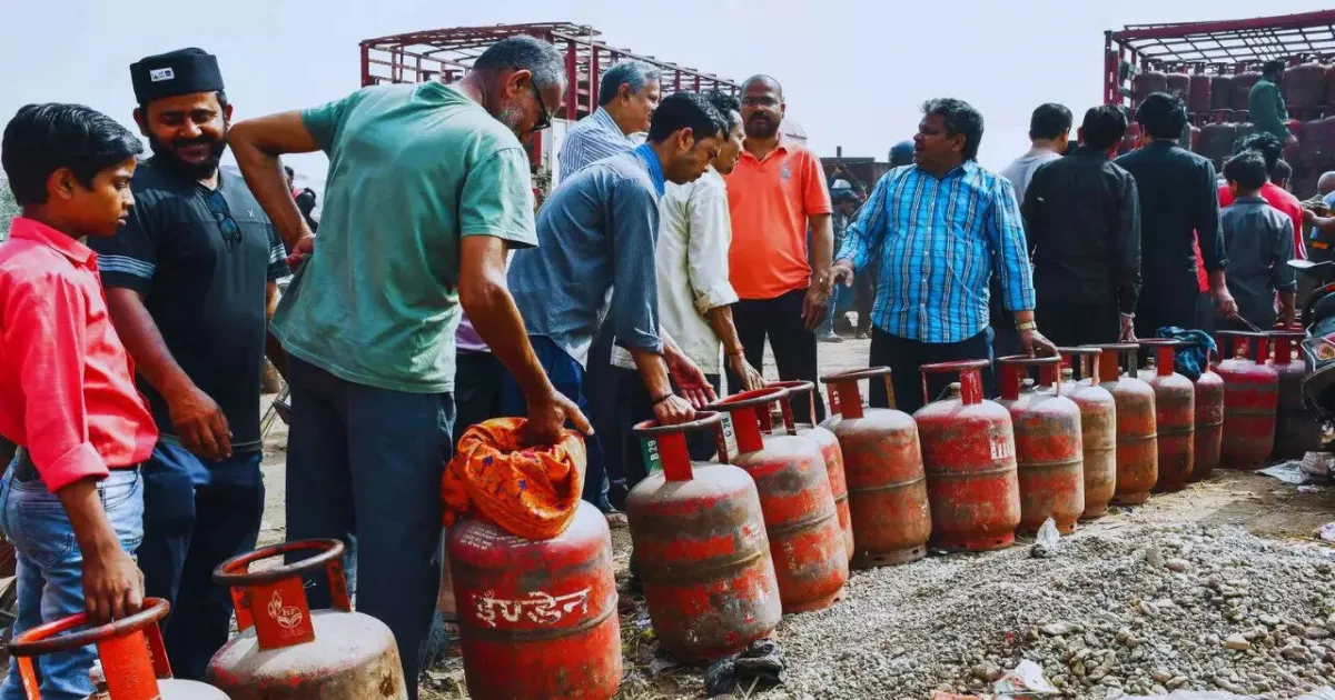 पश्चिम बंगाल में LPG की किल्लत की आशंका, वितरण केंद्रों पर लोगों की लंबी कतारें