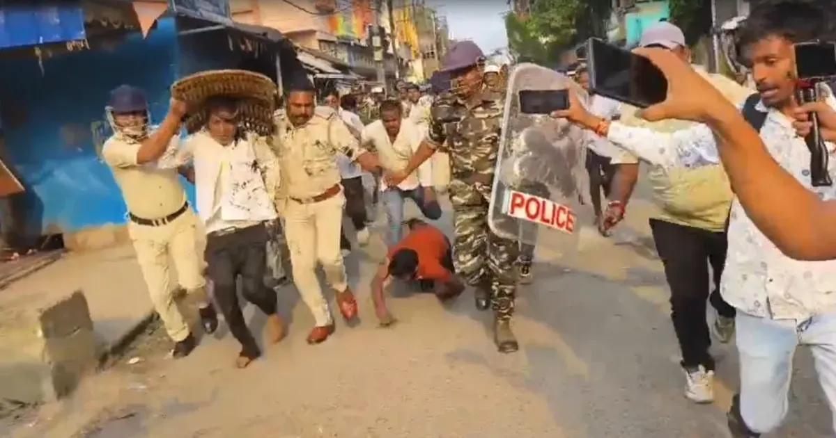 केरल से गिरफ्तार होकर हुगली पहुंचे स्वपन कुमार नंदी का जोरदार विरोध, लोगों ने लगाए चोर-चोर के नारे