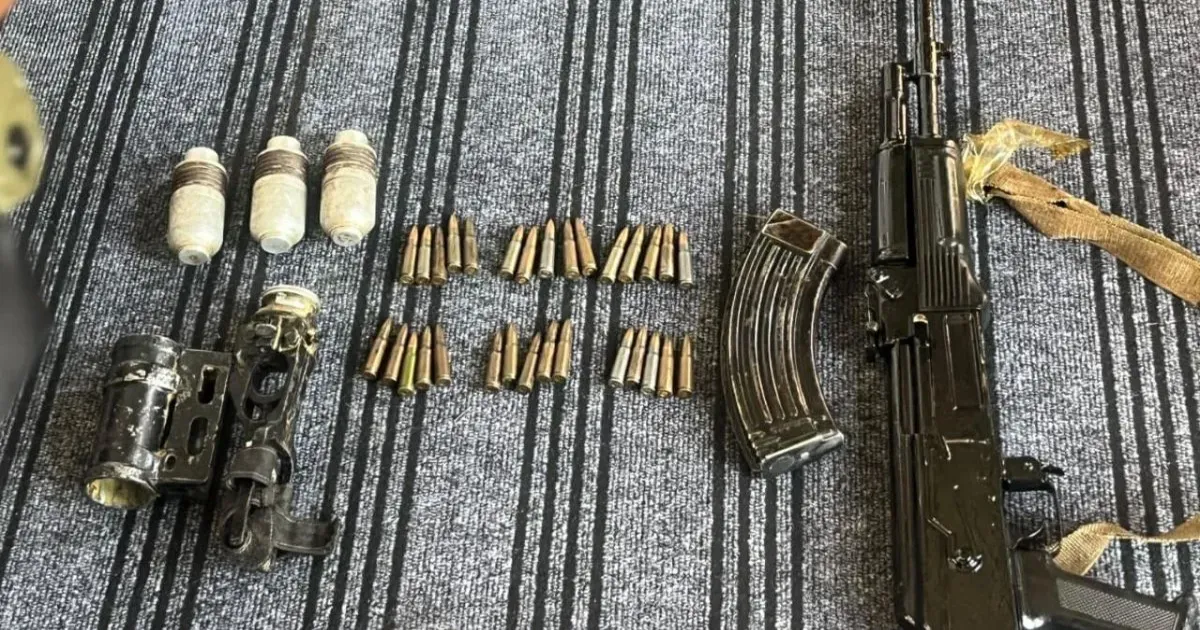 सोपोर में संयुक्त सुरक्षा अभियान के दौरान AK-47, ग्रेनेड और मैगजीन बरामद, बड़े पैमाने पर तलाशी जारी