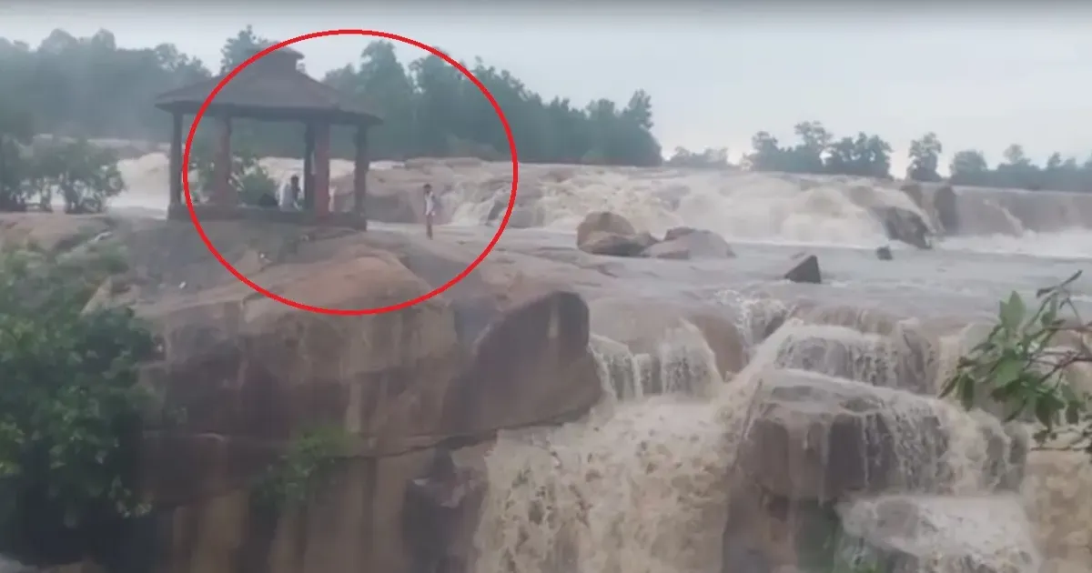 कोरबा के देवपहरी वाटरफॉल में फंसे तीन युवक 15 घंटे बाद सुरक्षित निकाले गए, तेज बारिश से बढ़ा था नदी का जलस्तर
