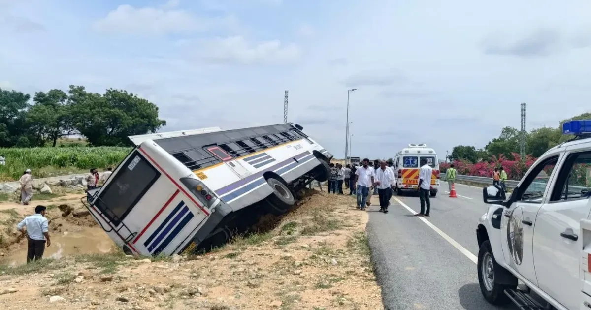 आंध्र प्रदेश में टायर फटने से हाईवे पर पलटी एपीएसआरटीसी बस, 20 यात्री घायल