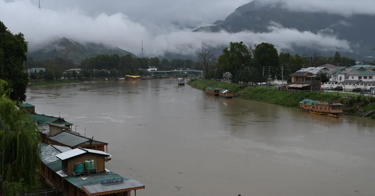 जम्मू में मूसलधार बारिश, मकान ढहने से 2 की मौत; प्रमुख सड़कें बंद