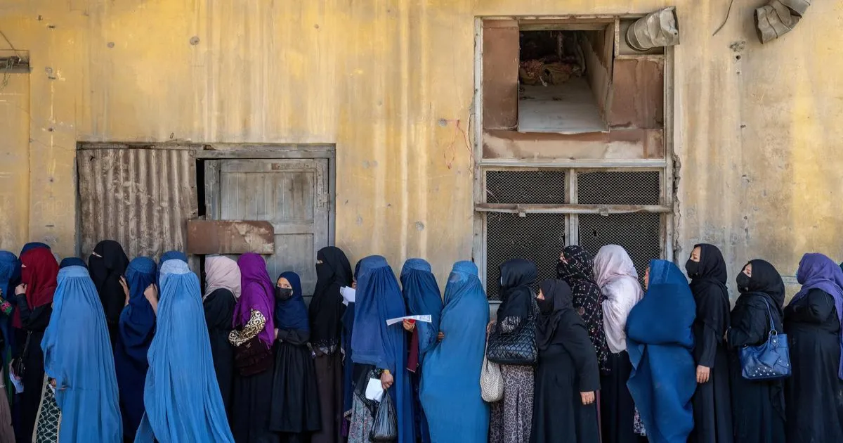 अंतरराष्ट्रीय मदद में कटौती से अफगानिस्तान में गहराता मानवीय संकट, लाखों लोग भुखमरी की कगार पर