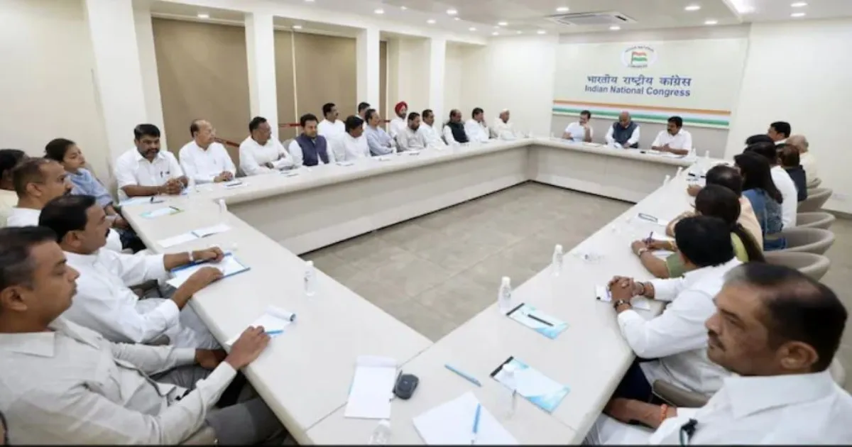 बीएमसी चुनाव में झटके के बाद कांग्रेस का एकला चलो का फैसला, 12 जिला चुनाव अकेले लड़ेगी