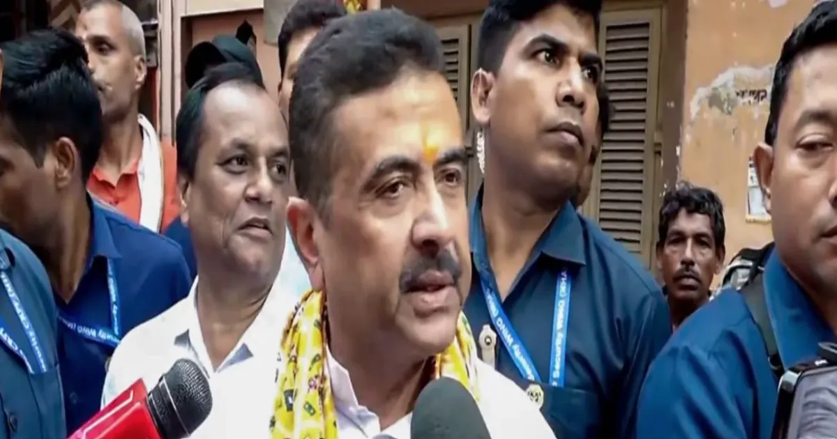 कोलकाता के पोलिंग बूथ पर हंगामा, सुवेंदु अधिकारी के विवादित बयान से बढ़ी सियासी गर्मी