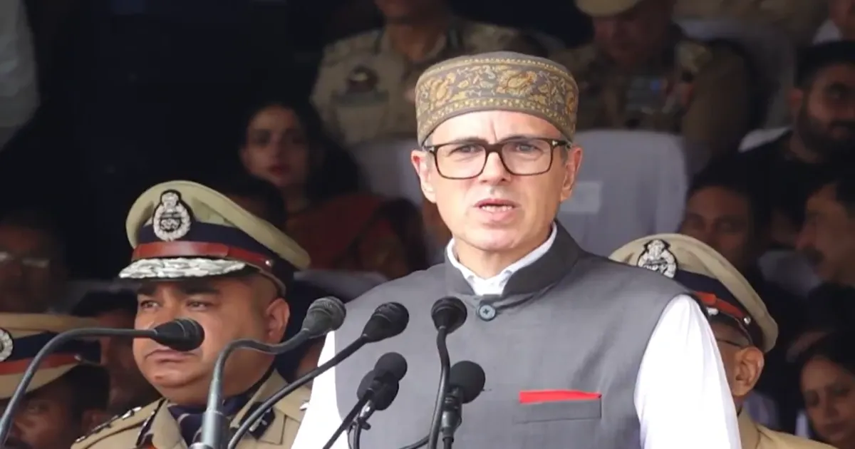 आठ साल बाद निर्वाचित मुख्यमंत्री ने श्रीनगर में फहराया तिरंगा, उमर अब्दुल्ला हुए शामिल