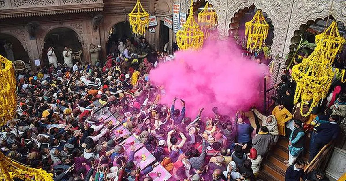 बांके बिहारी मंदिर: उत्तर प्रदेश सरकार क्यों लेना चाहती है 150 साल पुराने कृष्ण मंदिर का नियंत्रण?