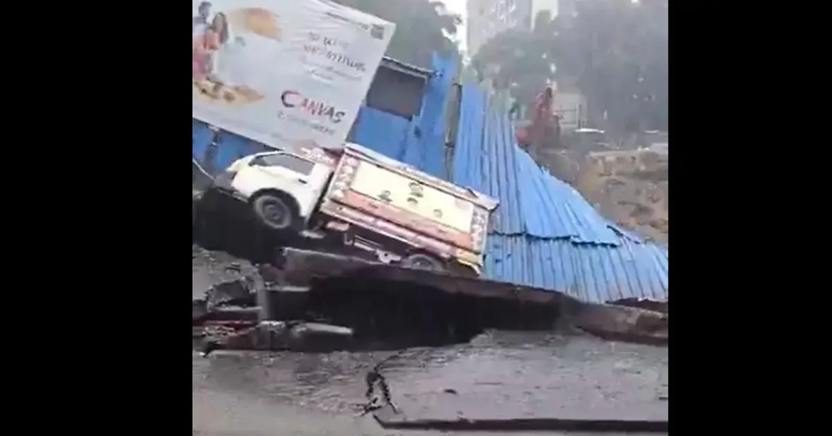 मुंबई में मूसलाधार बारिश से भांडुप में सड़क धंसी, जलभराव में कार और टेंपो डूबे; आईएमडी का रेड अलर्ट जारी