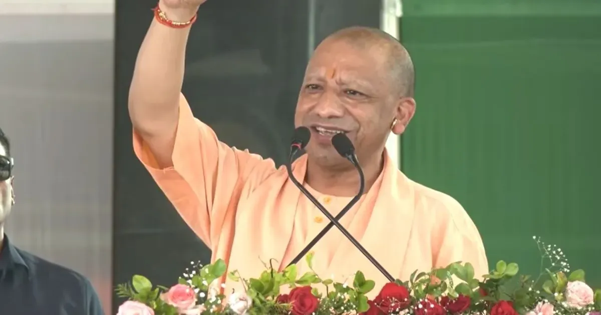 देवरिया में योगी आदित्यनाथ का सपा-कांग्रेस पर हमला, बोले- बीमार मानसिकता से यूपी ने बनाई सम्मानजनक पहचान