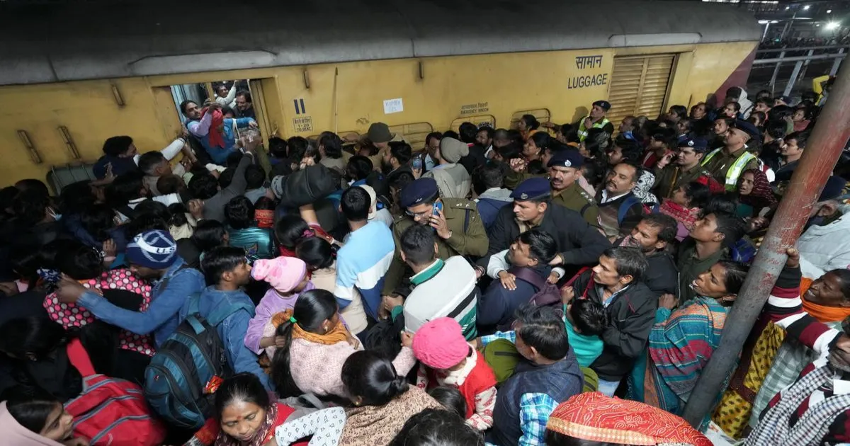 नई दिल्ली स्टेशन भगदड़ जांच रिपोर्ट: भारी सामान लेकर गिरे व्यक्ति से मची अफरा-तफरी – सरकार