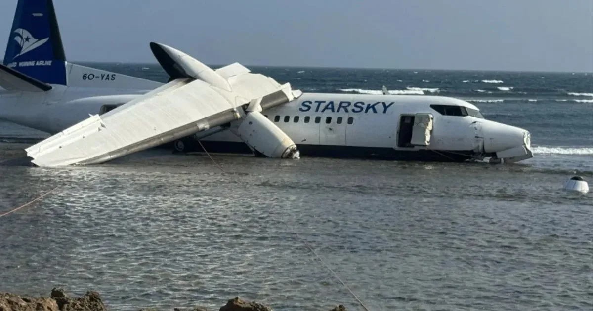 सोमालिया में रनवे से फिसला यात्री विमान, समुद्र किनारे जाकर रुका; सभी 55 लोग सुरक्षित