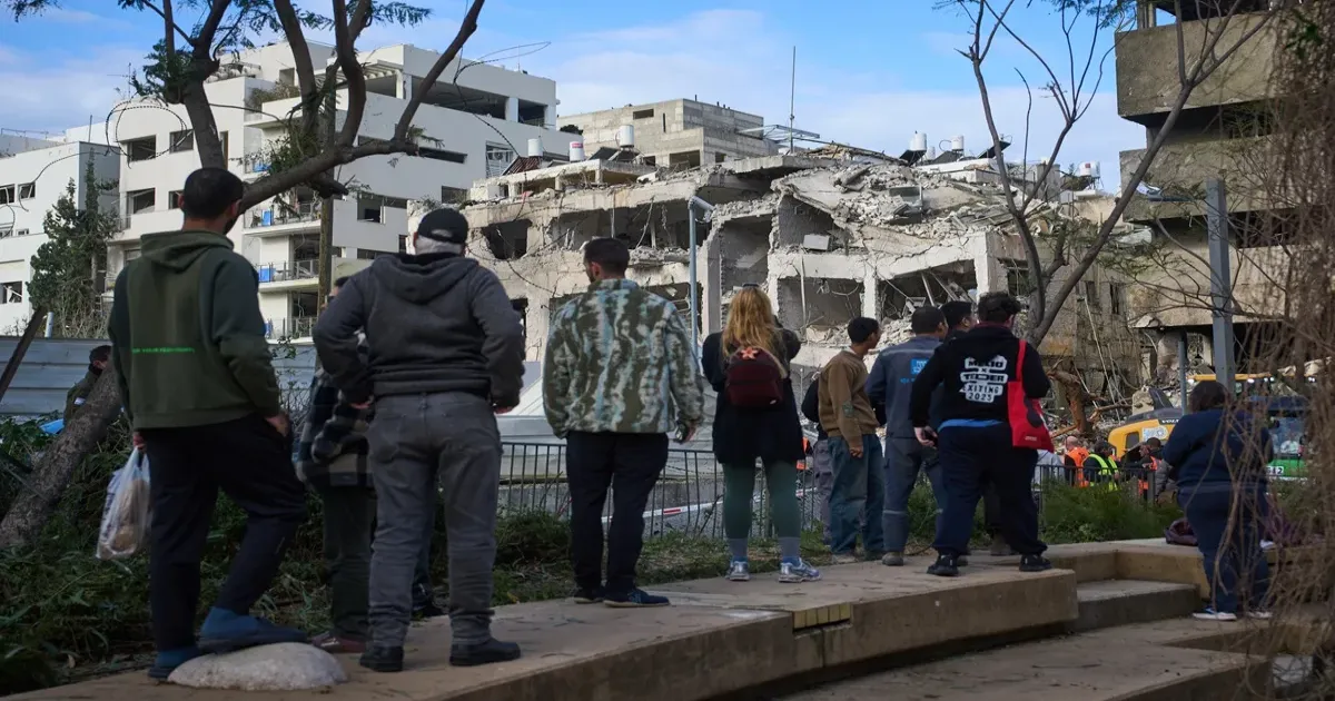 मध्य पूर्व संकट से तेल में 8% तक उछाल के आसार, सोना-चांदी में भी तेज़ी; भारत पर महंगाई का खतरा