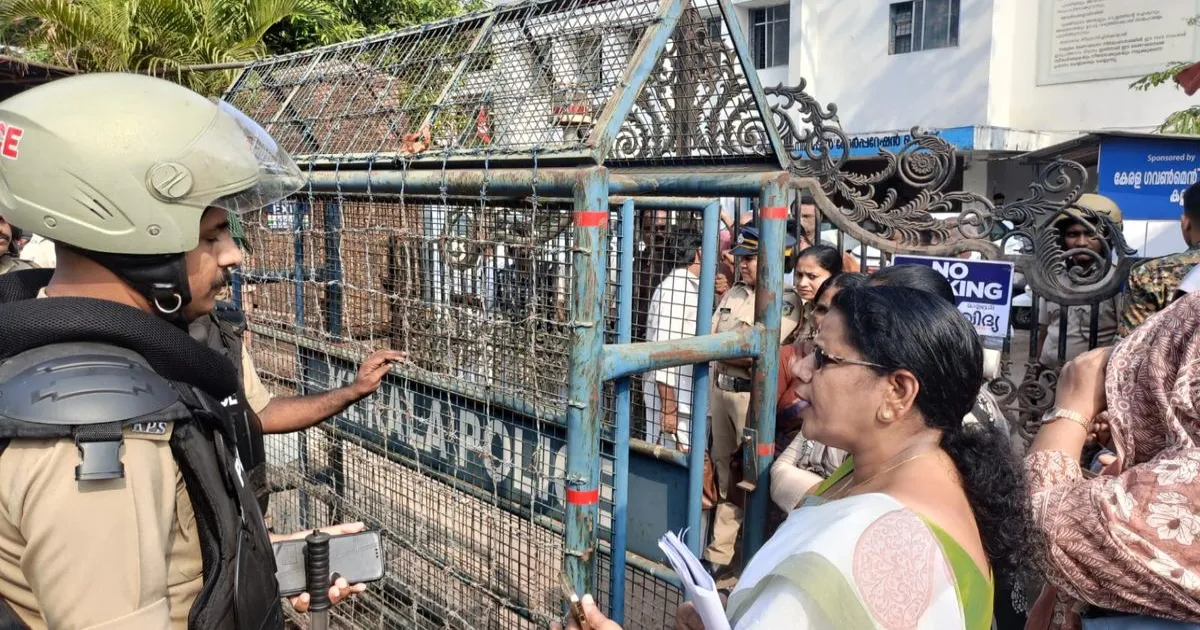 कन्नूर मेयर घायल, एलडीएफ द्वारा निगम कार्यालय घेराव के दौरान अस्पताल में भर्ती