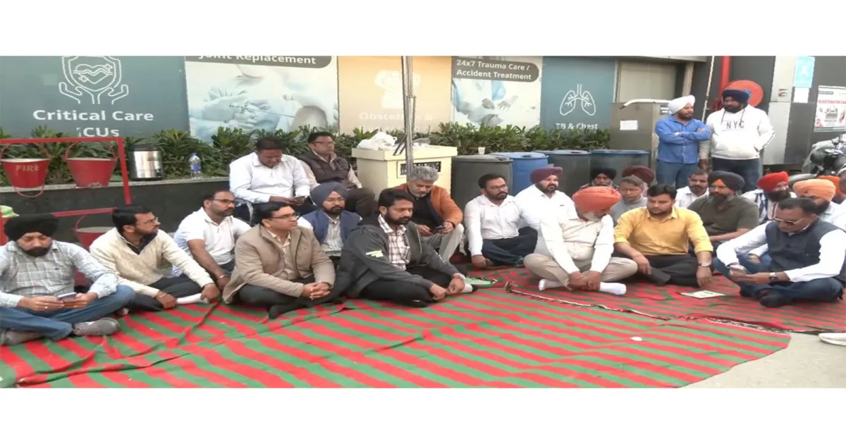 पीडब्ल्यूसी अधिकारी की आत्महत्या के विरोध में पंजाब स्टेट वेयरहाउसिंग कॉरपोरेशन यूनियन का धरना