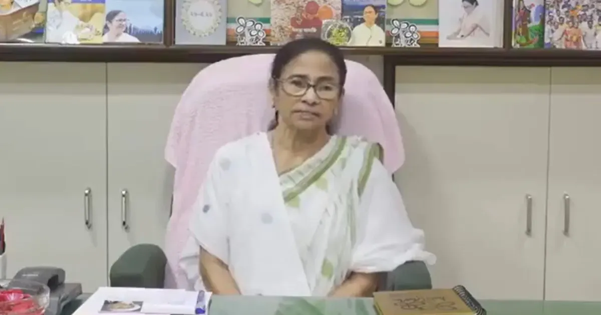 पश्चिम बंगाल चुनाव नतीजों पर ममता बनर्जी का हमला, ईवीएम और मतगणना पर उठाए सवाल, साल्ट लेक स्टेडियम मूर्ति तोड़ने की आलोचना