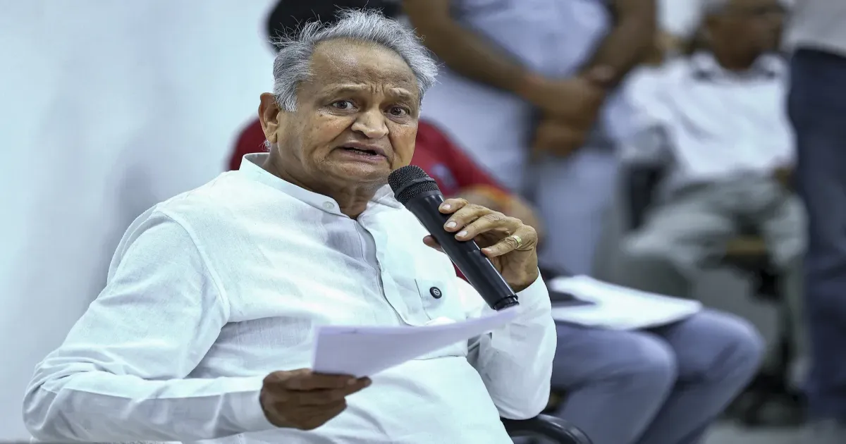 अशोक गहलोत के बयान से सियासी बवाल, बोले- इंदिरा गांधी होतीं तो भाजपा पर लगा देतीं प्रतिबंध