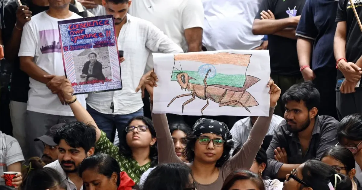 चलो संसद मार्च में बवाल, आंसू गैस और लाठीचार्ज; पुलिस ने अभिजीत दिपके की गिरफ्तारी से किया इनकार