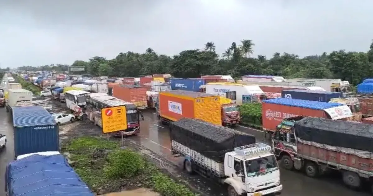 मूसलाधार बारिश से मुंबई-गुजरात हाईवे पर 40 किमी लंबा जाम, सड़क और रेल सेवाएं बुरी तरह प्रभावित