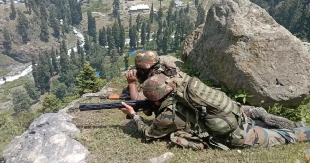 जम्मू-कश्मीर के पीर पंजाल में आतंकियों और सुरक्षाबलों के बीच मुठभेड़ जारी, दो आतंकियों के छिपे होने की आशंका