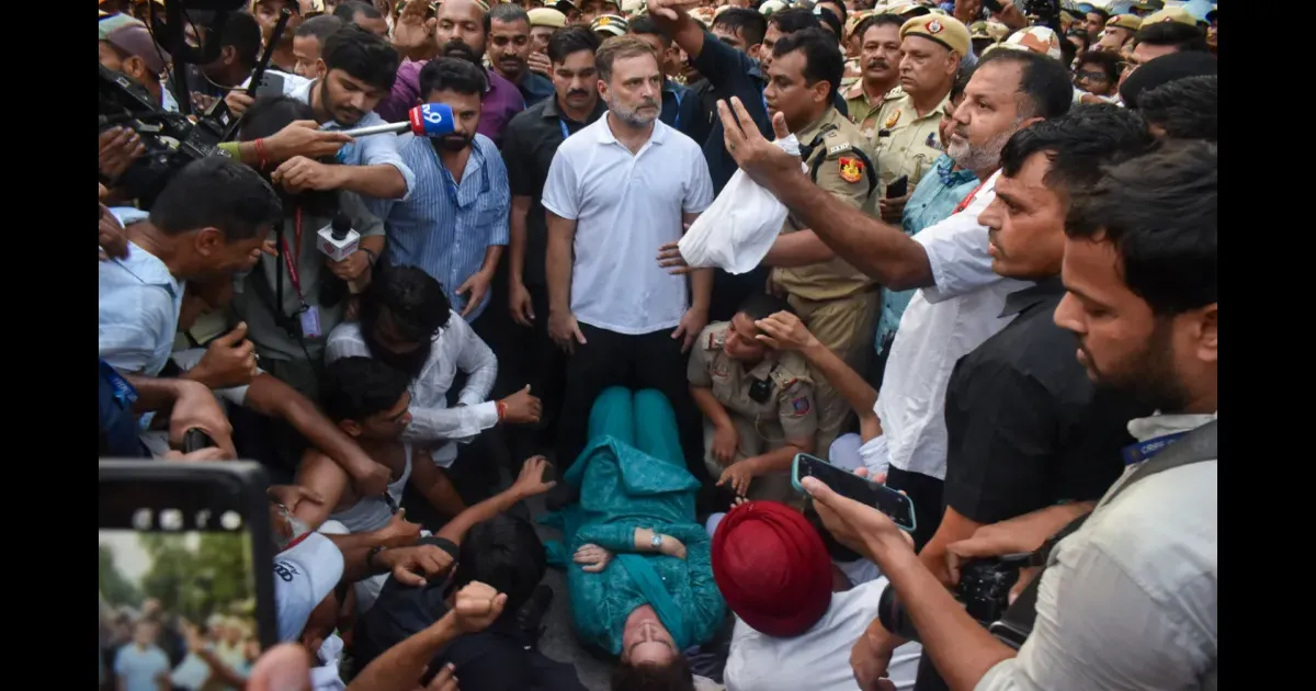 राहुल गांधी और प्रियंका गांधी पर दिल्ली पुलिस की एफआईआर, पुलिसकर्मियों से मारपीट और काम में बाधा का आरोप