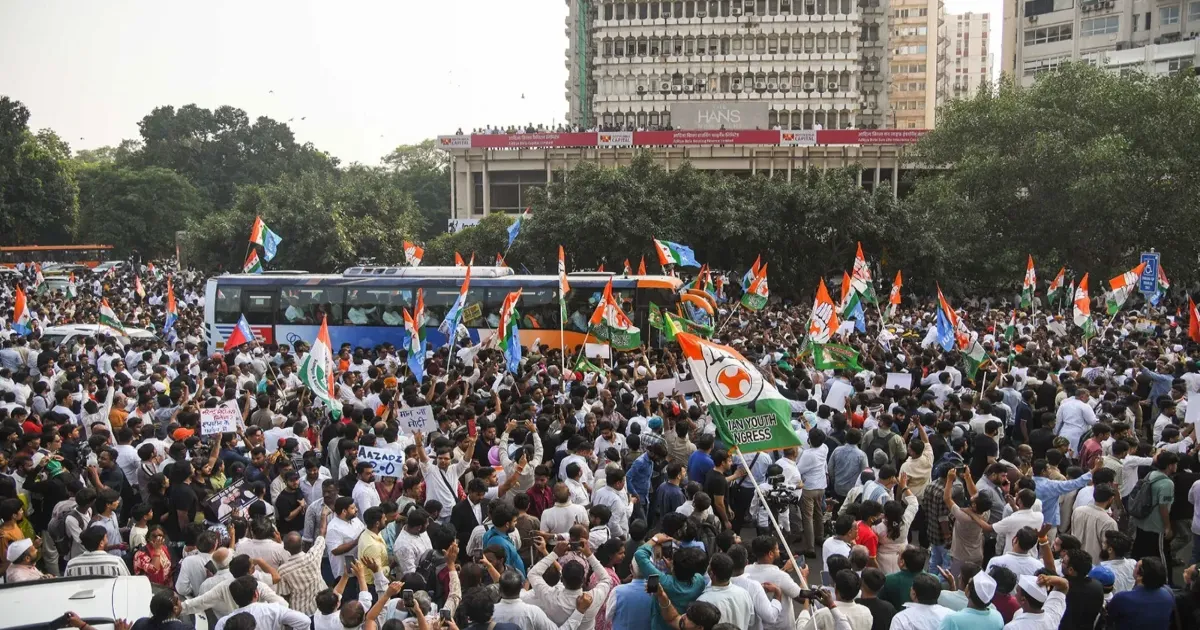 एसआईआर विरोध प्रदर्शन: दिल्ली पुलिस ने सोशल मीडिया से हटाईं 500 पोस्ट, पाकिस्तानी खातों पर भ्रामक खबरें फैलाने का आरोप