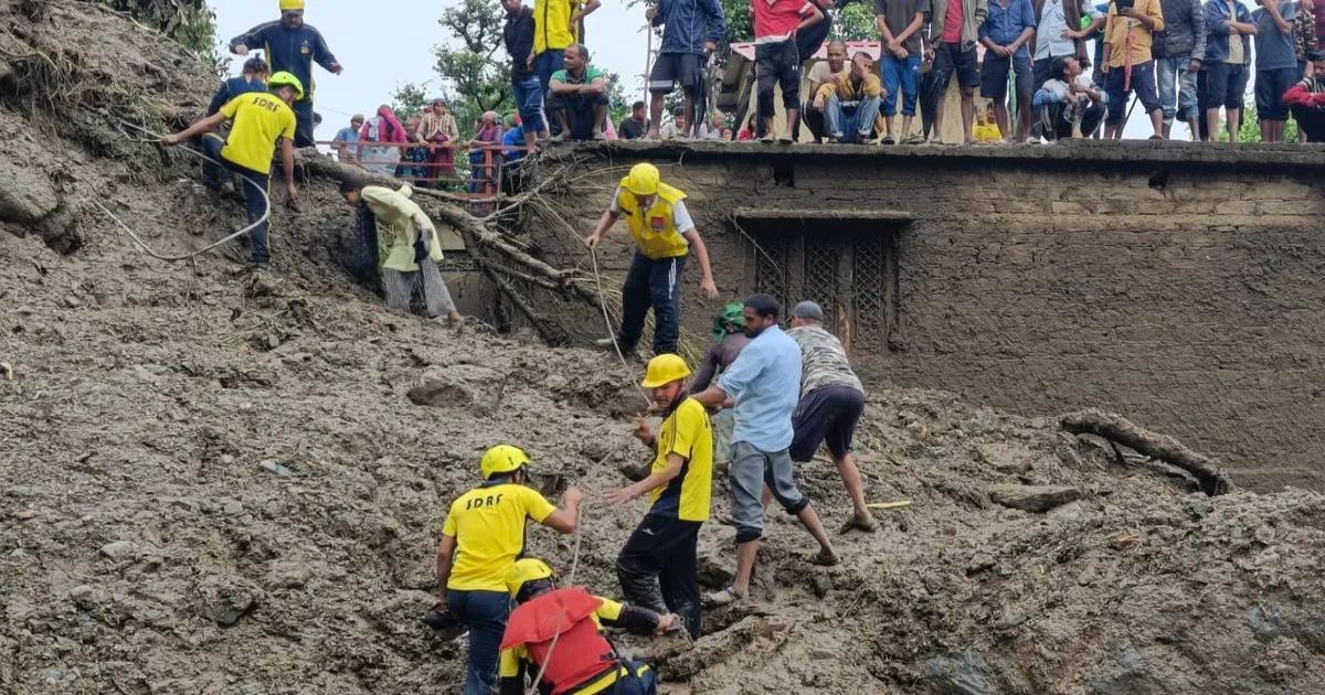 उत्तराखंड में भारी बारिश और भूस्खलन: कई लोग फंसे, घरों को नुकसान