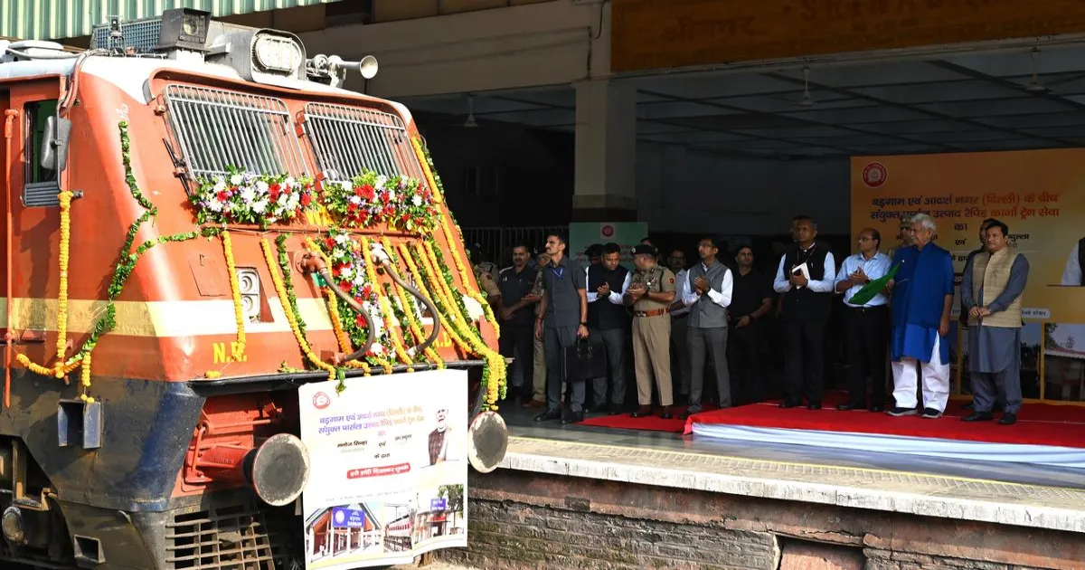कश्मीर घाटी से दिल्ली के लिए पहली कार्गो पार्सल ट्रेन रवाना; एल-जी ने कहा, सेवा स्थानीय अर्थव्यवस्था को बढ़ावा देगी