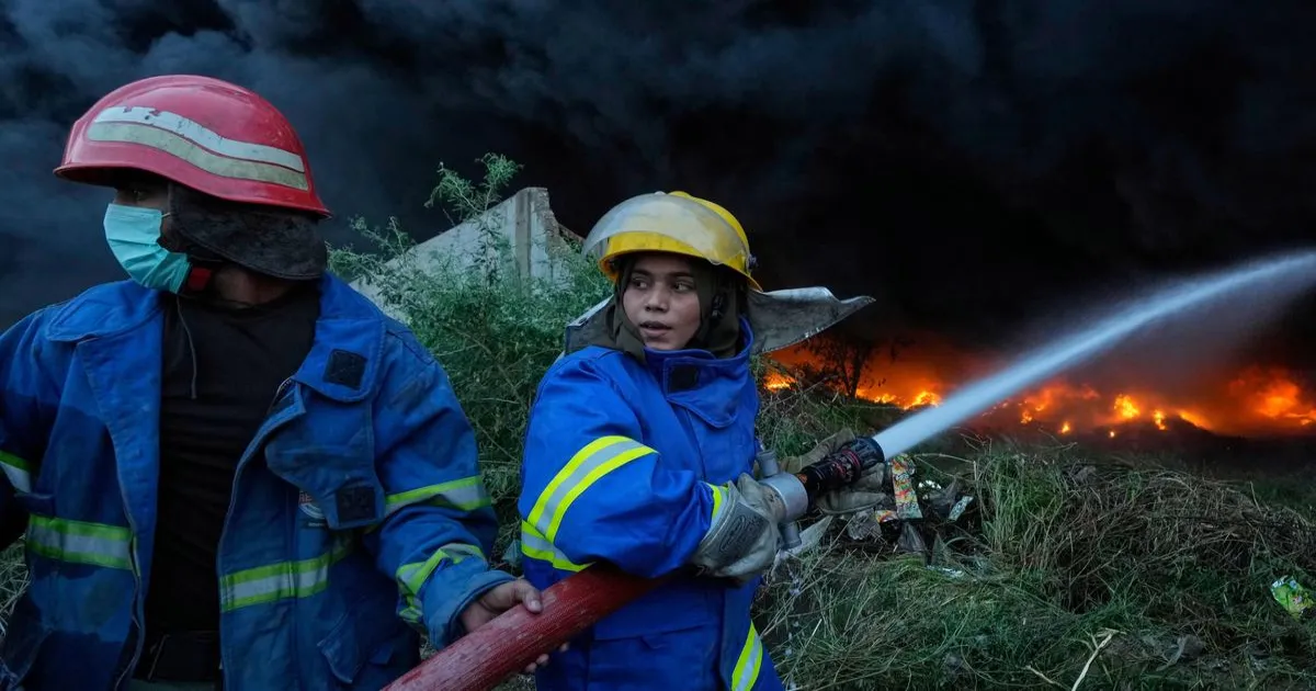 पाकिस्तान में महिलाओं ने तोड़ी परंपरागत दीवारें, बनीं फायरफाइटर – साहस की नई मिसाल