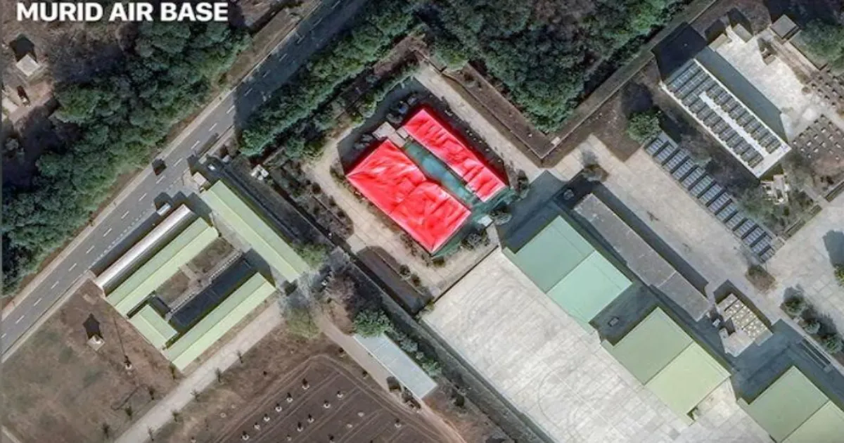 ऑपरेशन सिंदूर में निशाना बने मुरिद एयरबेस भवन को विशाल लाल तिरपाल से ढका गया