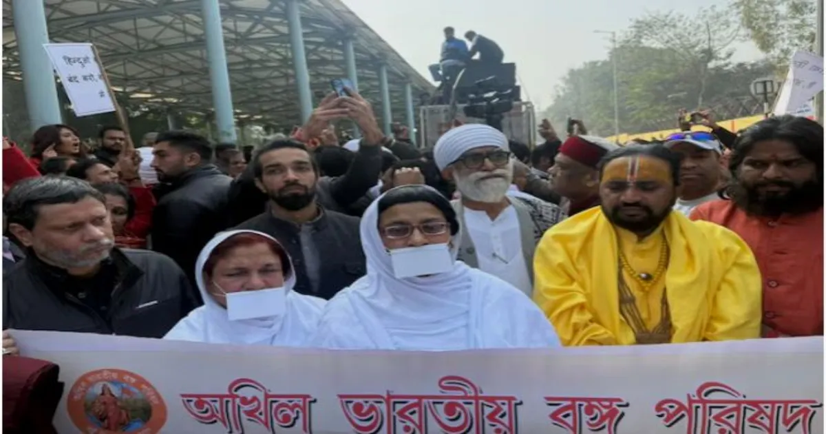 हिंदू युवक की लिंचिंग के विरोध में दिल्ली स्थित बांग्लादेश उच्चायोग के बाहर प्रदर्शन