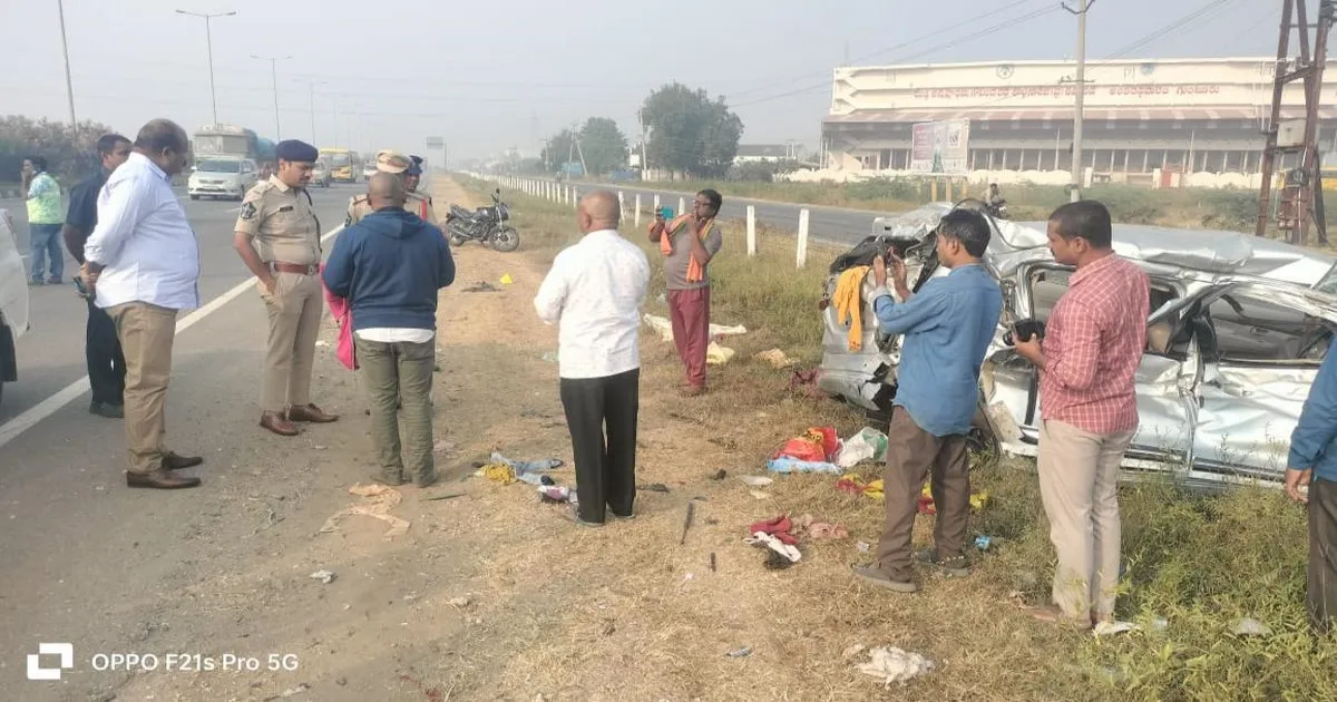 एनएच-16 पर बस की कार से टक्कर, तीन लोगों की मौके पर मौत