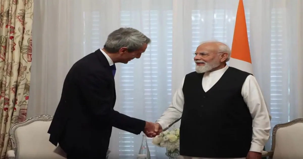 पेरिस में प्रधानमंत्री नरेंद्र मोदी ने सेंट-गोबेन के सीईओ बेनोइट बाज़िन से की मुलाकात, निवेश और नवाचार पर हुई चर्चा