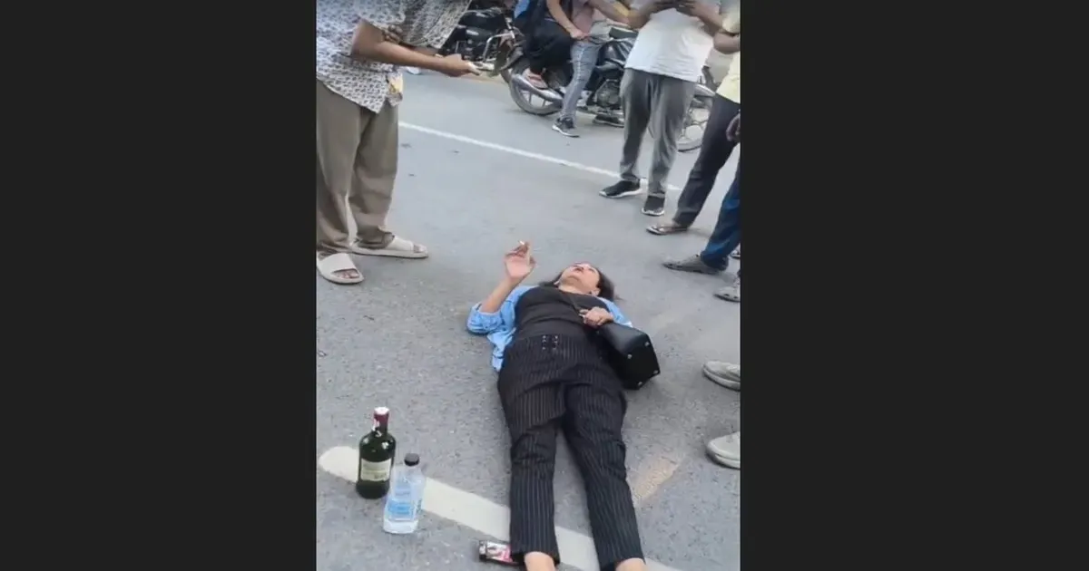 ग्रेटर नोएडा में नशे में युवती का हाई वोल्टेज ड्रामा, सड़क पर लेटकर किया हंगामा