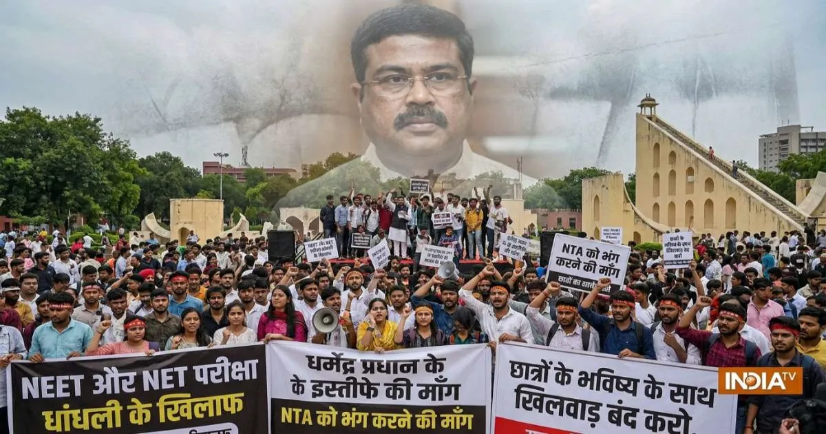 नीट पेपर लीक विरोध प्रदर्शन जारी, आज जंतर-मंतर पहुंचेंगे राहुल गांधी; संसद के बाहर विपक्ष का प्रदर्शन