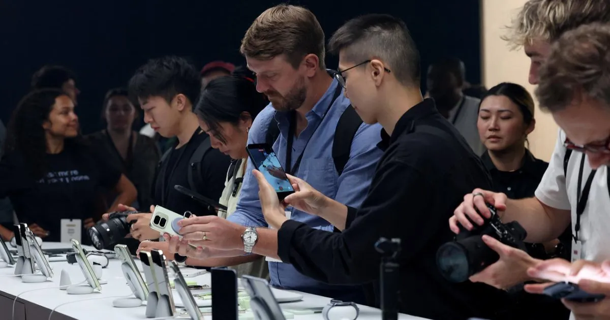 google-pixel-10-ai-vs-apple-siri