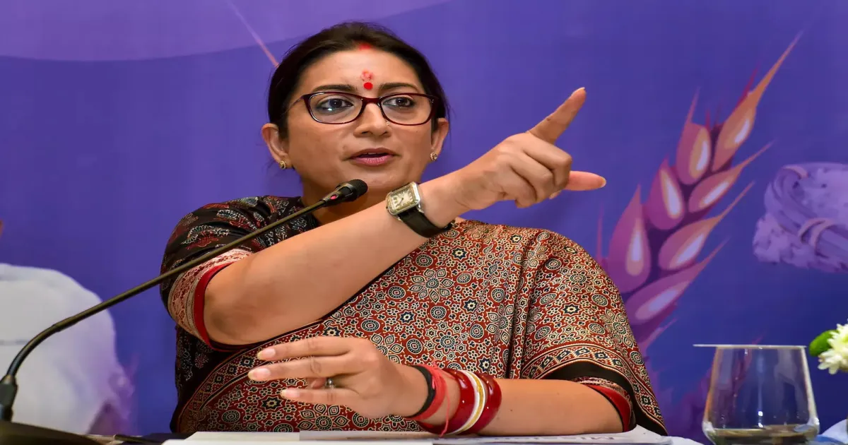 स्मृति ईरानी का राहुल गांधी और सोनिया गांधी पर हमला, बोलीं- कांग्रेस का वंदे मातरम् का अपमान करने का पुराना इतिहास