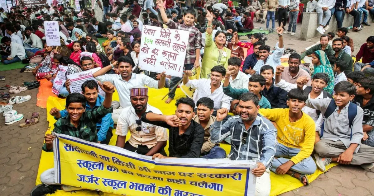 भोपाल में शिक्षक अभ्यर्थियों का प्रदर्शन चौथे दिन भी जारी, पद बढ़ाने और सरकारी स्कूलों की स्थिति सुधारने की मांग