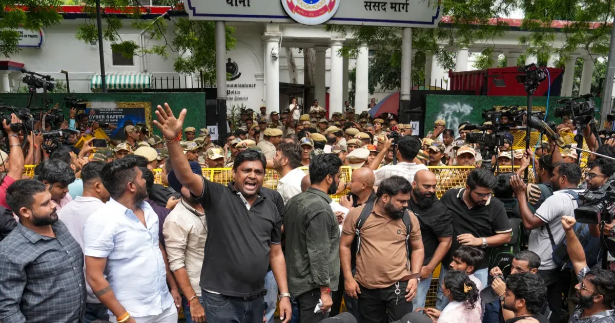 दिल्ली के सीजेपी प्रदर्शन में दलित व्यक्ति से मारपीट के मामले में स्वतंत्र भारद्वाज पर एससी-एसटी एक्ट लगा, गिरफ्तारी की तैयारी