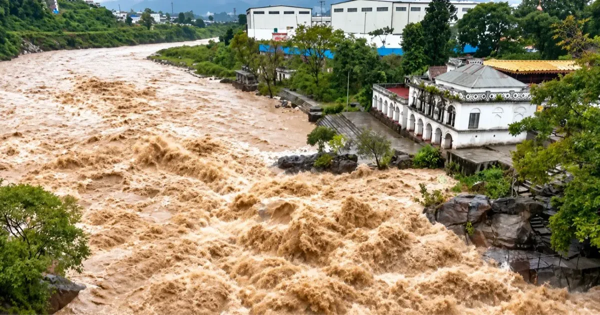 नेपाल में भारी बारिश से बागमती नदी उफनी, कई हाईवे भूस्खलन से बंद; बाढ़ का अलर्ट
