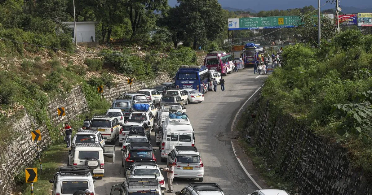 भारी बारिश और बर्फबारी से जम्मू-कश्मीर के प्रमुख राजमार्ग और सड़कें बंद