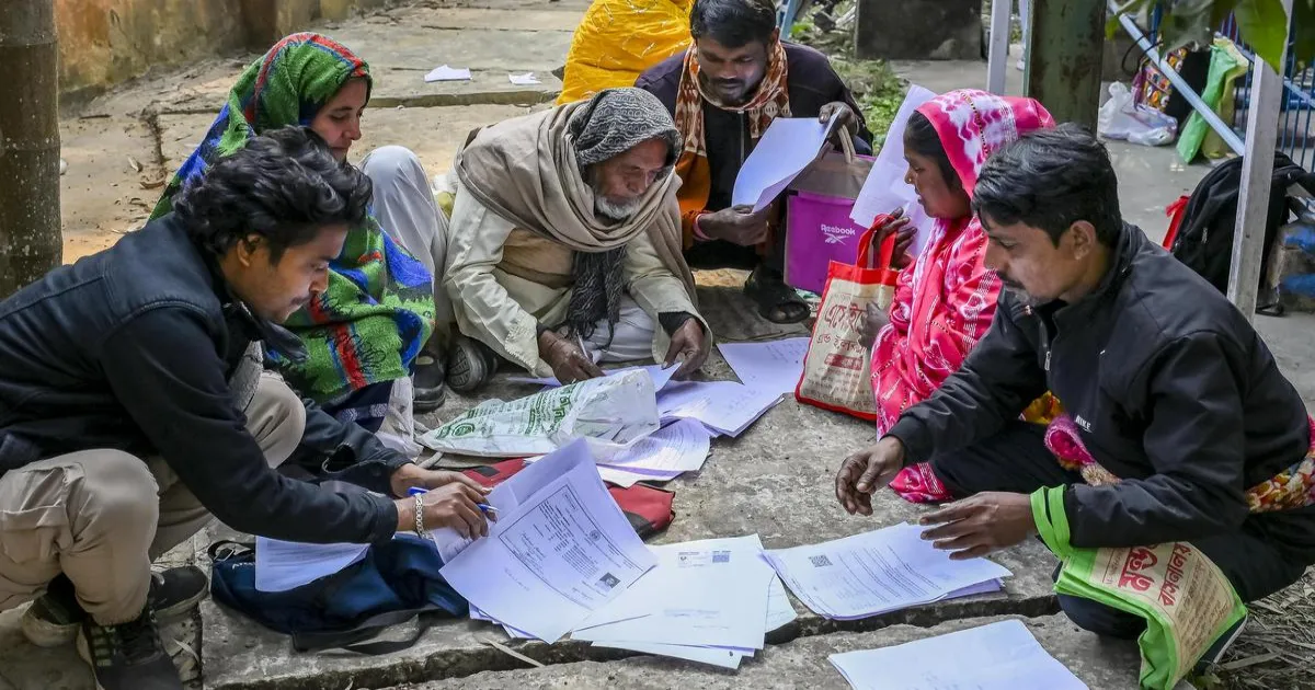 एसआईआर पर सुप्रीम कोर्ट की सख्ती: मतदाता सूची में गड़बड़ी वाले नाम ब्लॉक व वार्ड कार्यालयों में प्रदर्शित करने का निर्देश