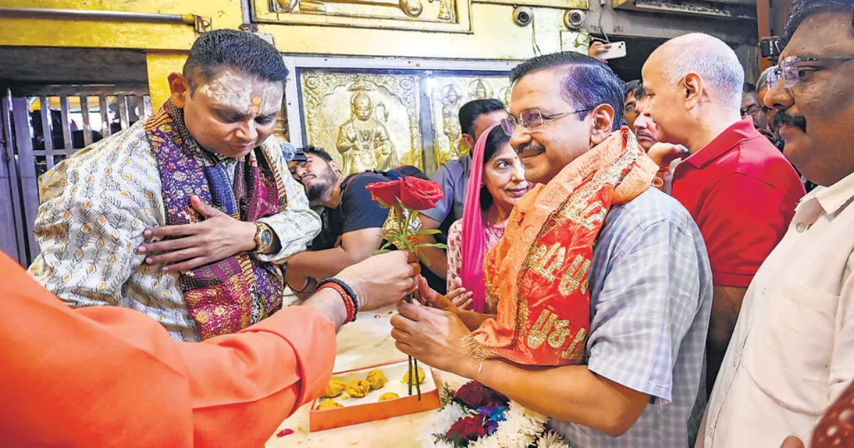 अरविंद केजरीवाल ने दिल्ली शराब नीति मामले में बरी होने के बाद हनुमान मंदिर में की पूजा