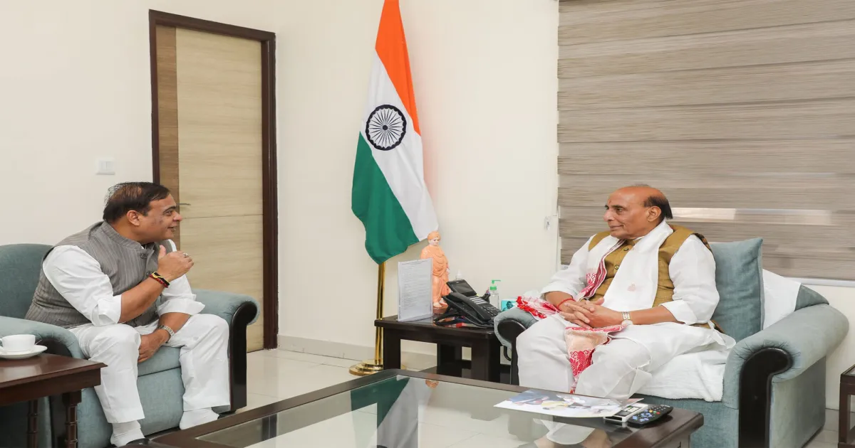 असम के मुख्यमंत्री हिमंता बिस्वा सरमा ने रक्षा क्षेत्र में राज्य की भूमिका बढ़ाने पर रक्षा मंत्री राजनाथ सिंह से मुलाकात की