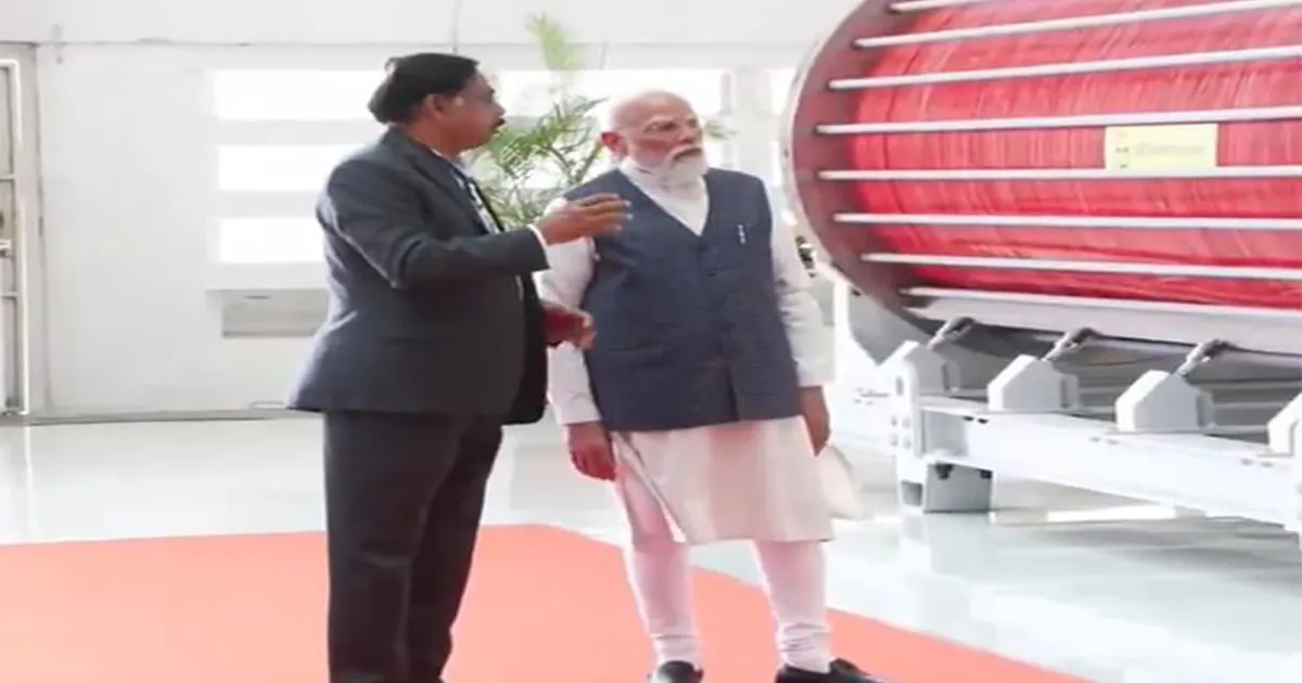 प्रधानमंत्री नरेंद्र मोदी ने सूरत में L&T के आर्म्ड सिस्टम्स कॉम्प्लेक्स का निरीक्षण किया, रक्षा परियोजनाओं की समीक्षा की