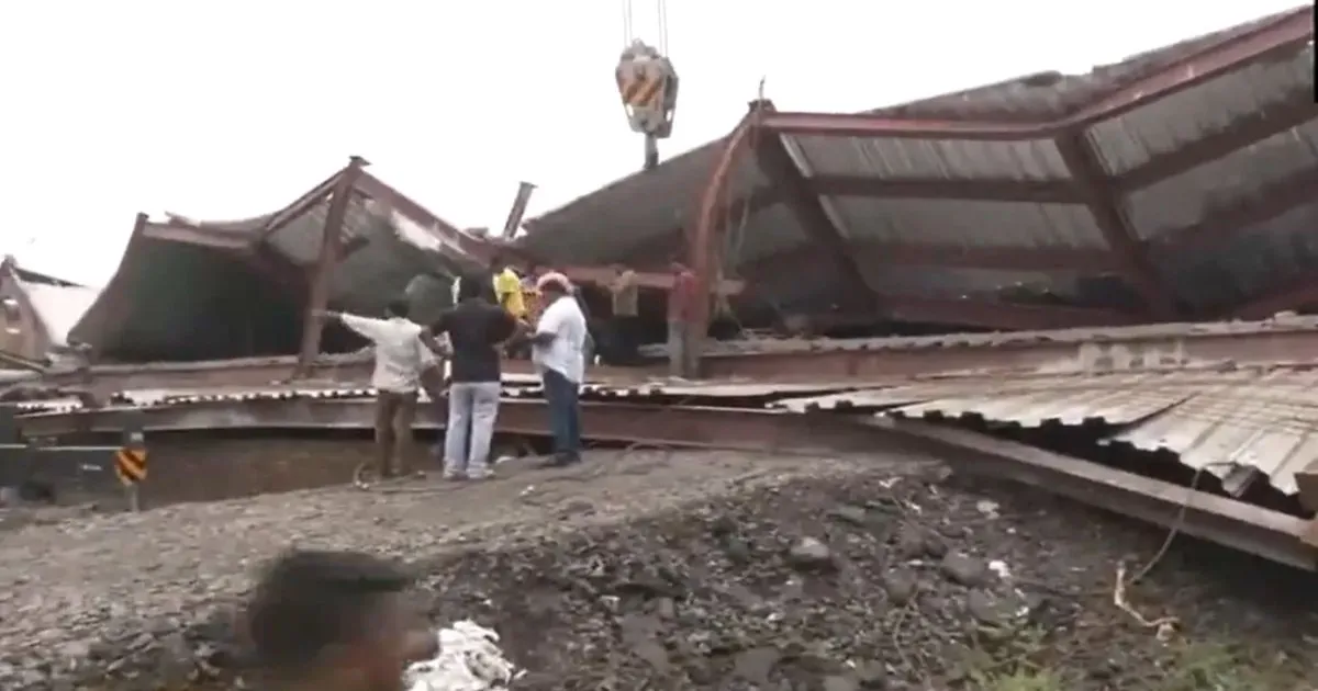 कोलकाता के तारातला में निर्माणाधीन गोदाम ढहा, 40 से अधिक मजदूरों के फंसे होने की आशंका